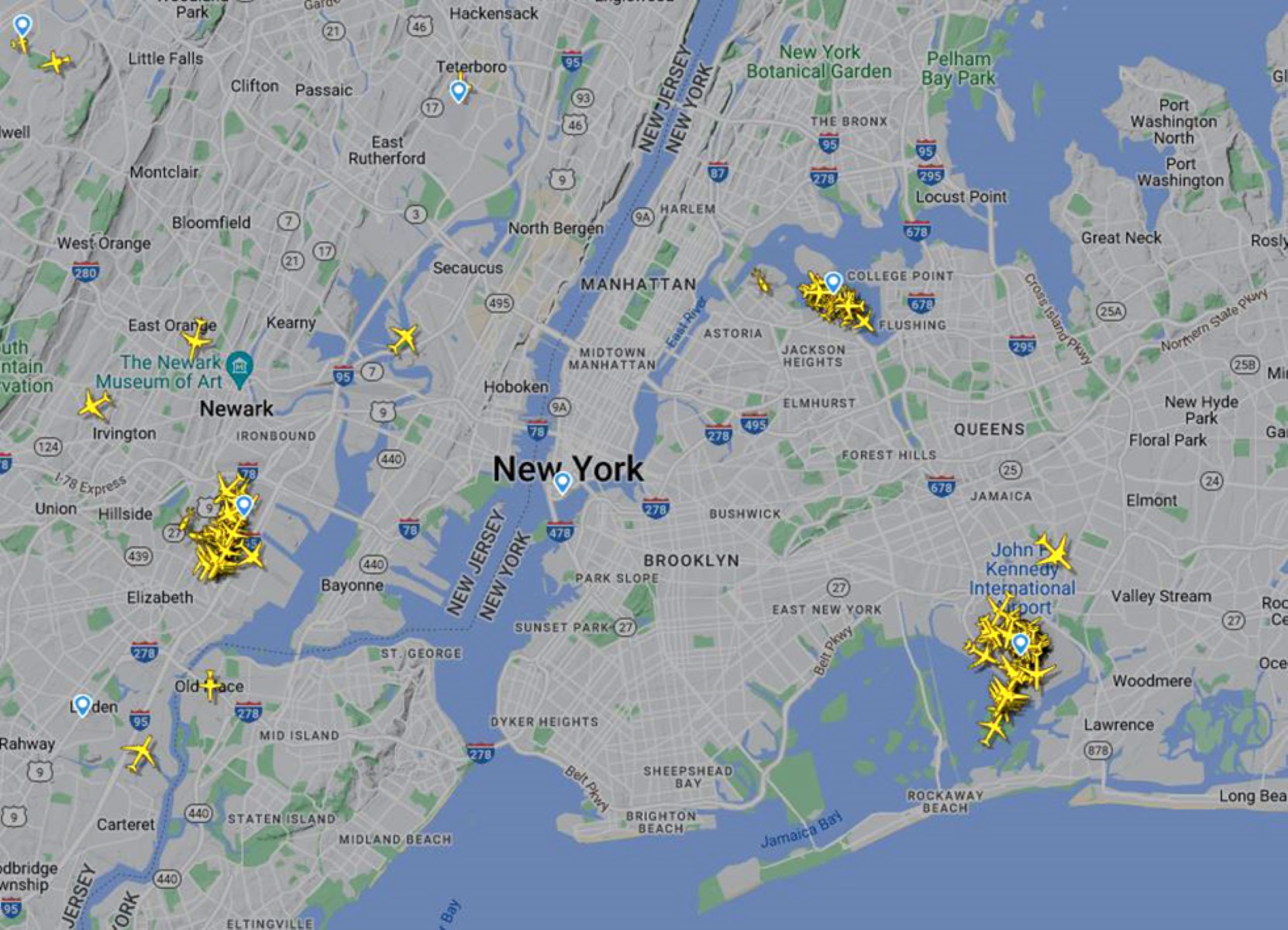 Cette image prise de Flightradar24, le 11 janvier 2023, montre des vols annulés dans des aéroports aux alentours de l'aéroport international de New York (L-R) Newark, de l'aéroport LaGuardia et de l'aéroport international John F. Kennedy.