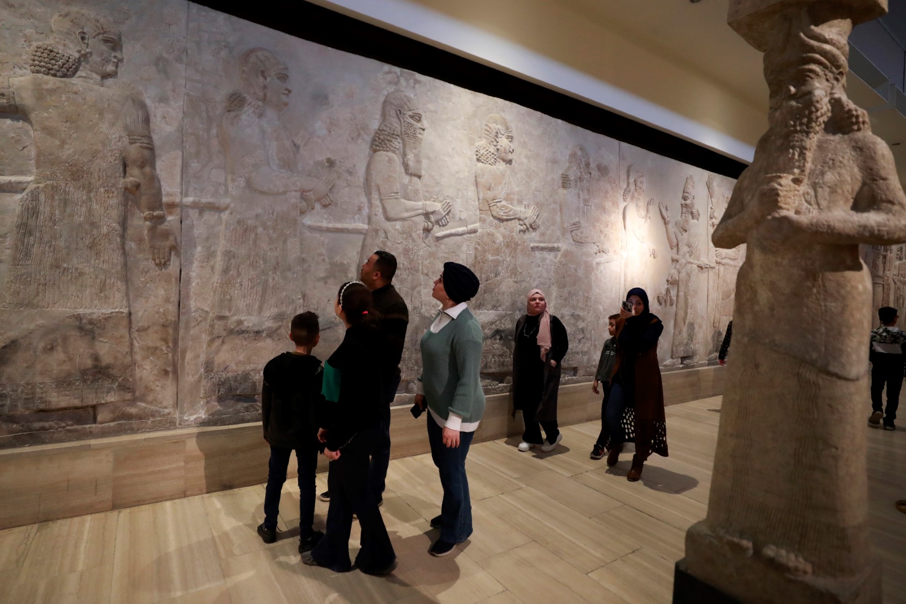 Les gens visitent le musée national de Bagdad le 24 février 2023, après qu'il a ouvert ses portes pour recevoir des visiteurs gratuitement tous les vendredis. Fermé pendant trois ans à partir de 2019 en raison des manifestations puis de la pandémie de Covid-19, le musée a rouvert en mars 2022.