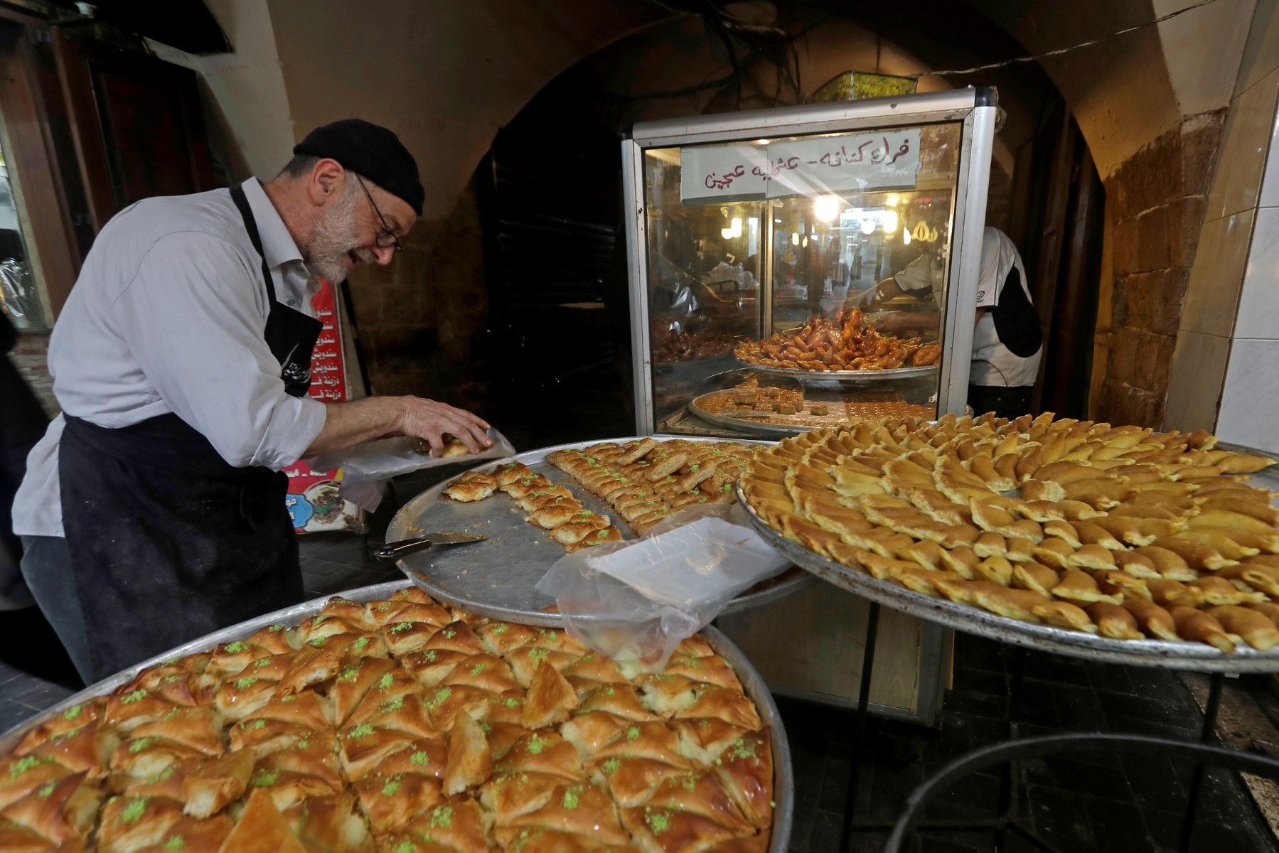 Un vendeur vend des sucreries traditionnelles sur un marché de la ville méridionale de Saida le 23 mars 2023 (Photo, AFP).