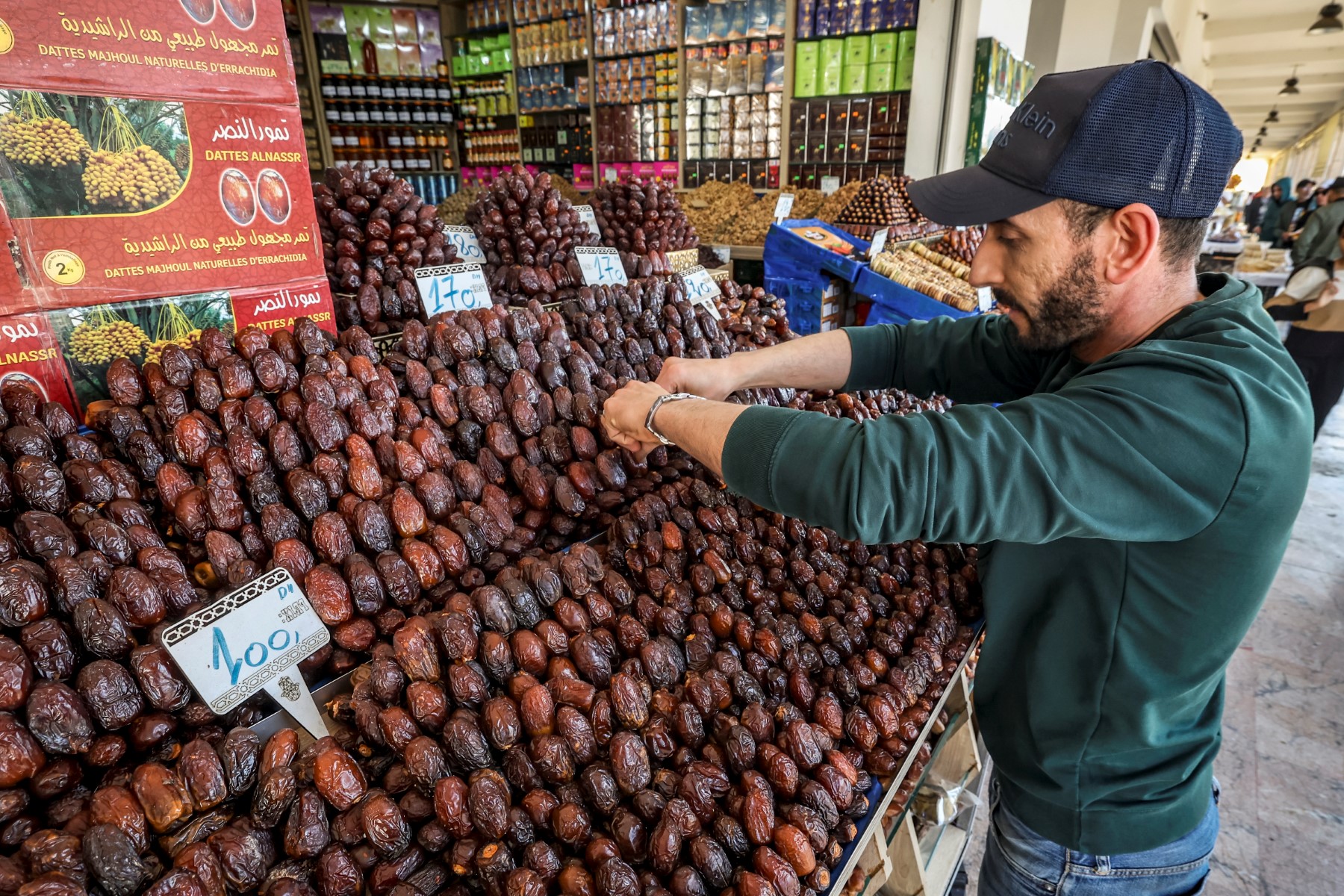 Sur cette photo prise le 2 avril 2023, un vendeur organise des dattes à Rabat, pendant le mois de Ramadan (Photo, AFP).