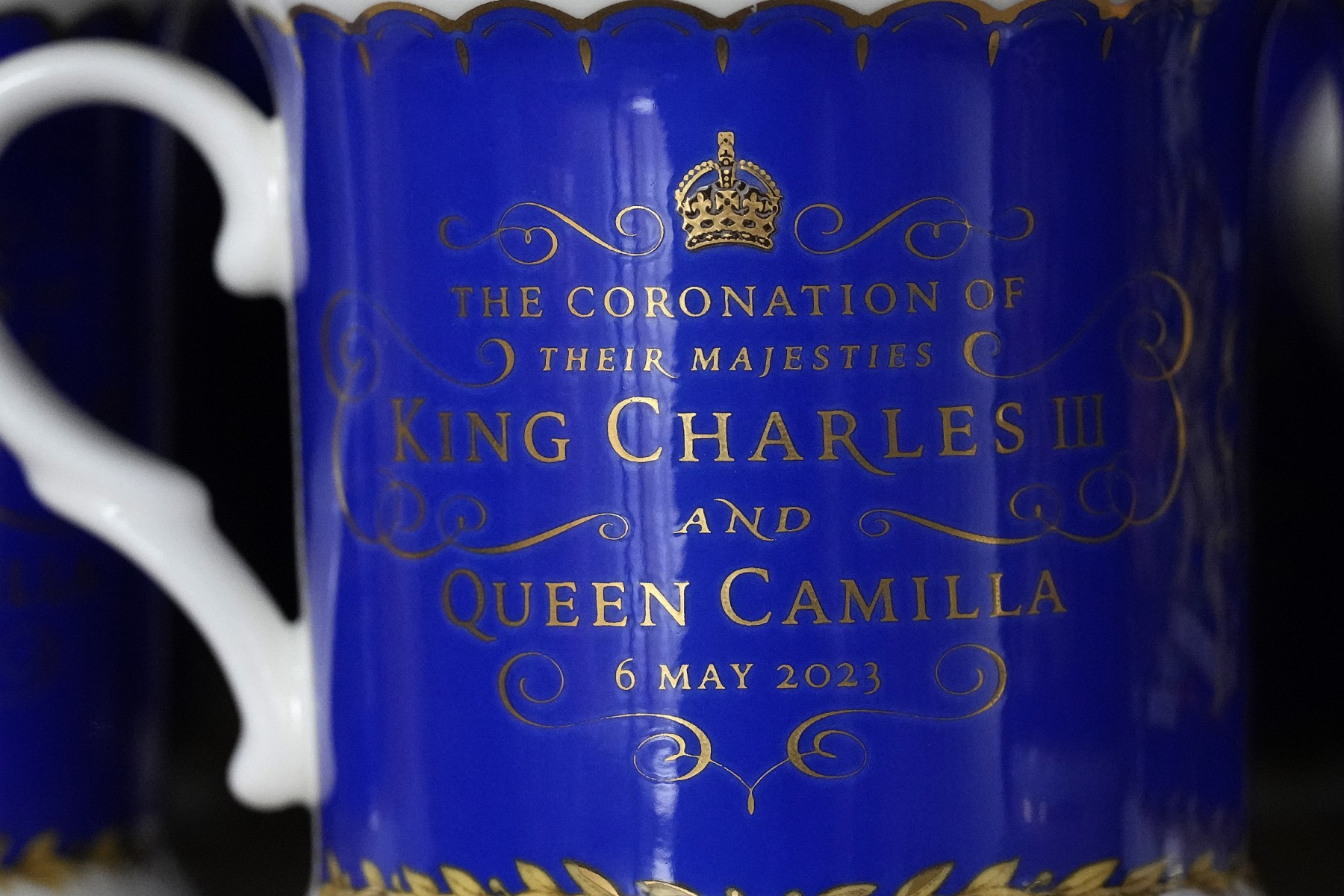 Dans cette photo d'archive prise le 13 avril 2023, la porcelaine officielle produite pour le couronnement du roi de Grande-Bretagne Charles III est représentée sur une étagère dans une usine de Stoke on Trent, dans le centre de l'Angleterre, le 13 avril 2023 (Photo, AFP).