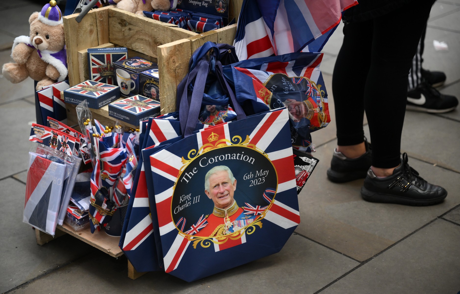 Des souvenirs royaux sont en vente dans une rue du centre de Londres, le 28 avril 2023 (Photo, AFP).