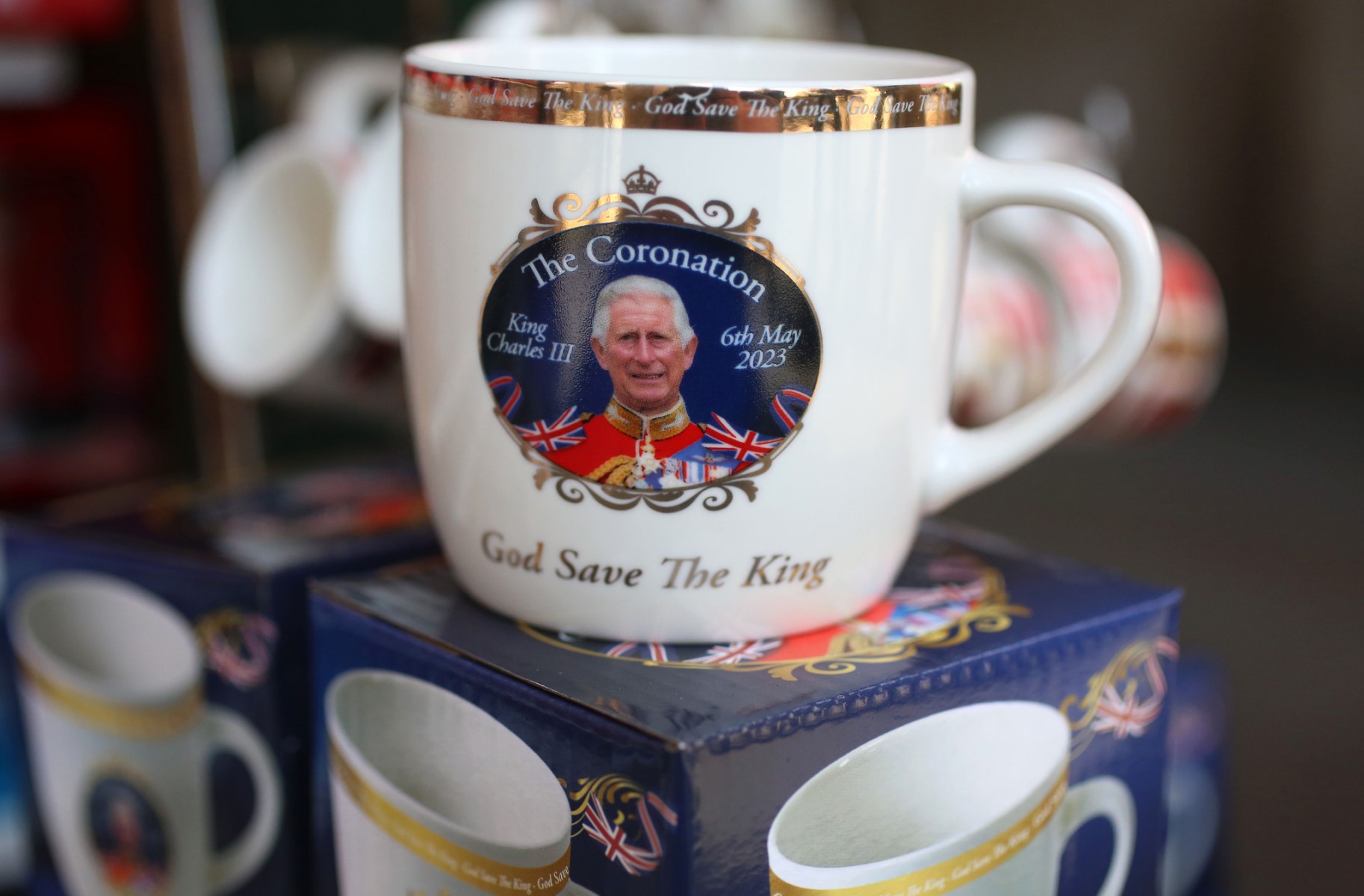 Des souvenirs royaux sont en vente sur un étal du centre de Londres le 29 avril 2023 (Photo, AFP).