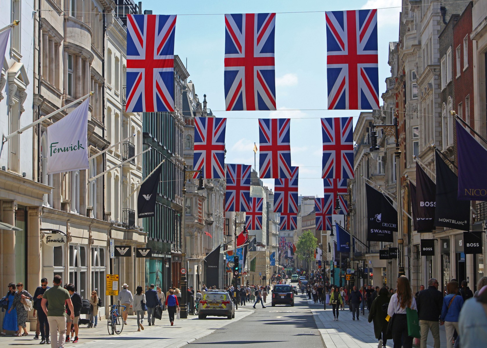 Les drapeaux flottent au-dessus de Bond Street dans le centre de Londres, le 29 avril 2023 avant la cérémonie de couronnement de Charles III et de son épouse, Camilla, en tant que roi et reine du Royaume-Uni et des nations du Commonwealth, le 6 mai 2023 (Photo, AFP).
