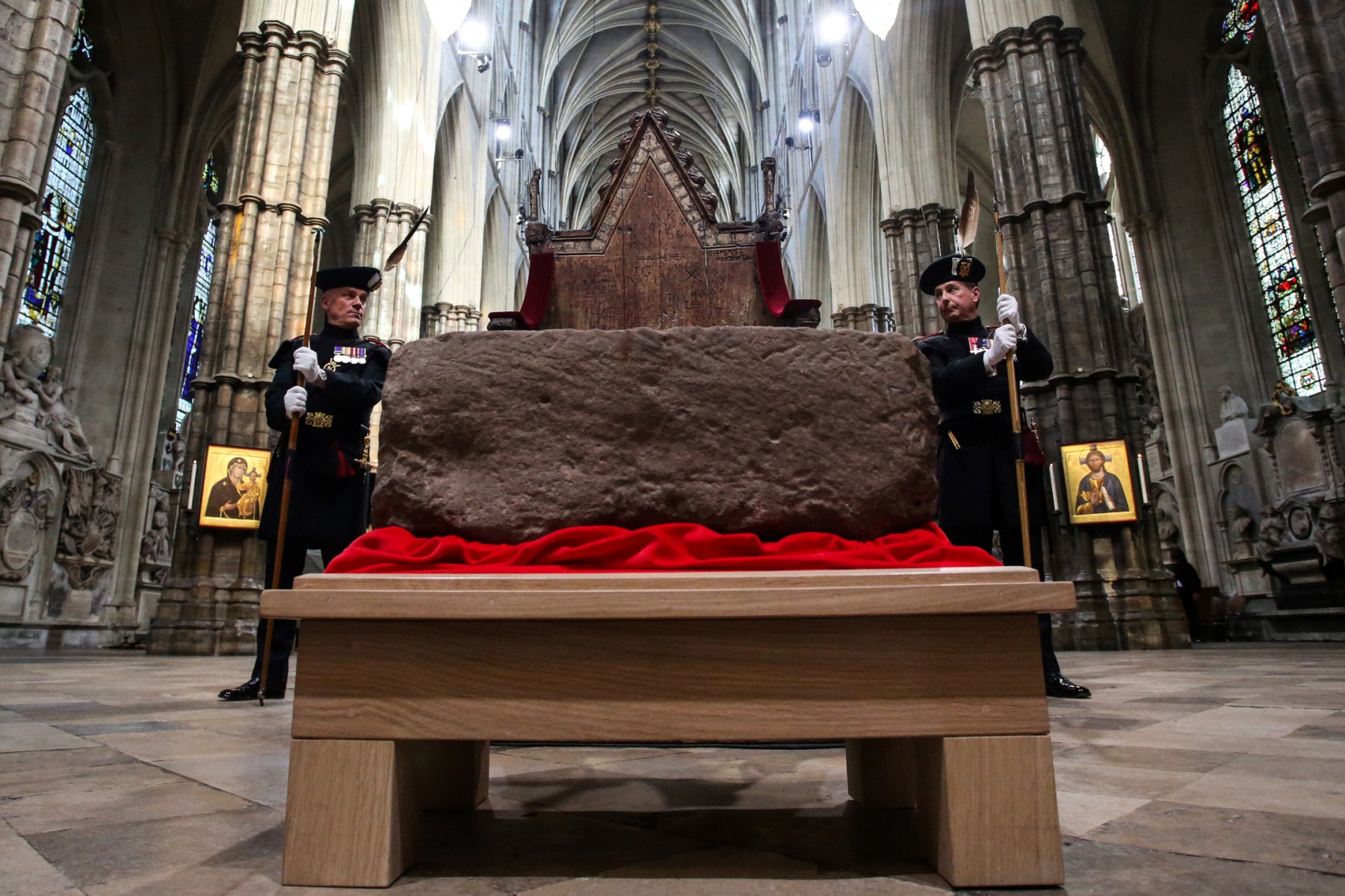 La «pierre du destin», pièce centrale du couronnement placée sous le trône, est arrivée à Londres samedi, transportée spécialement d'Ecosse (Photo, AFP).