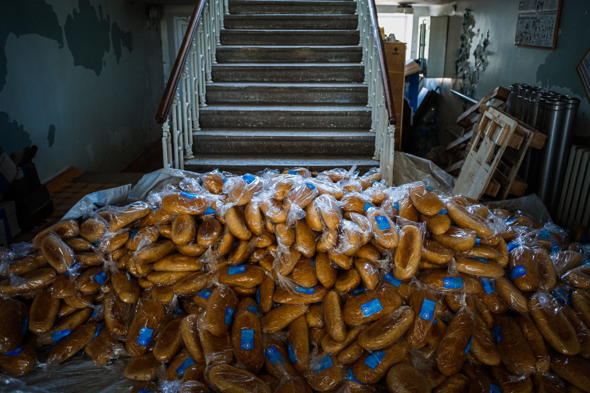 Cette photographie prise le 2 mai 2023 montre des sacs de pain dans un point de distribution à Siversk, dans la région de Donetsk, au milieu de l'invasion russe de l'Ukraine (Photo, AFP).
