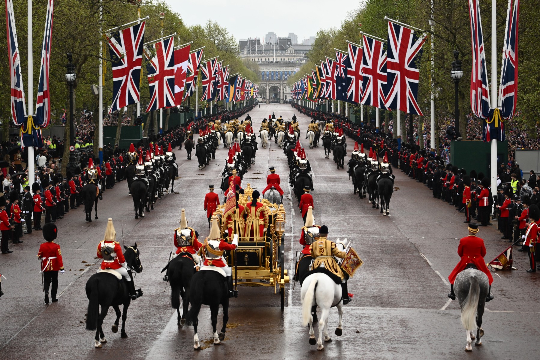 Le voyage de deux kilomètres du palais de Buckingham à l'abbaye de Westminster dans le centre de Londres le 6 mai 2023, avant le couronnement du roi Charles III et de Camilla, la reine consort de Grande-Bretagne (Photo, AFP).