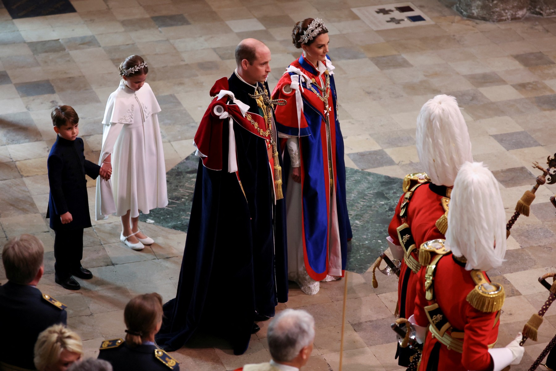 Le prince britannique William, le prince de Galles, la britannique Catherine, la princesse de Galles, la princesse britannique Charlotte de Galles et le prince britannique Louis de Galles arrivent à l'abbaye de Westminster dans le centre de Londres le 6 mai 2023, (Photo, AFP).