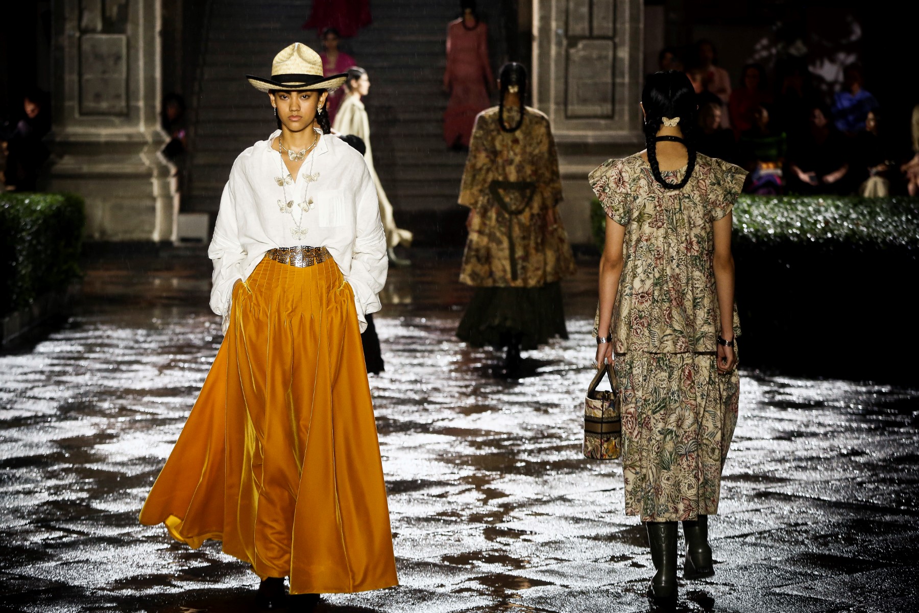 Des mannequins présentent des créations de la collection Croisière 2024 de Christian Dior lors d'un défilé de mode au Colegio de San Ildefonso à Mexico, le 20 mai 2023. (Photo de Rodrigo Oropeza / AFP / )