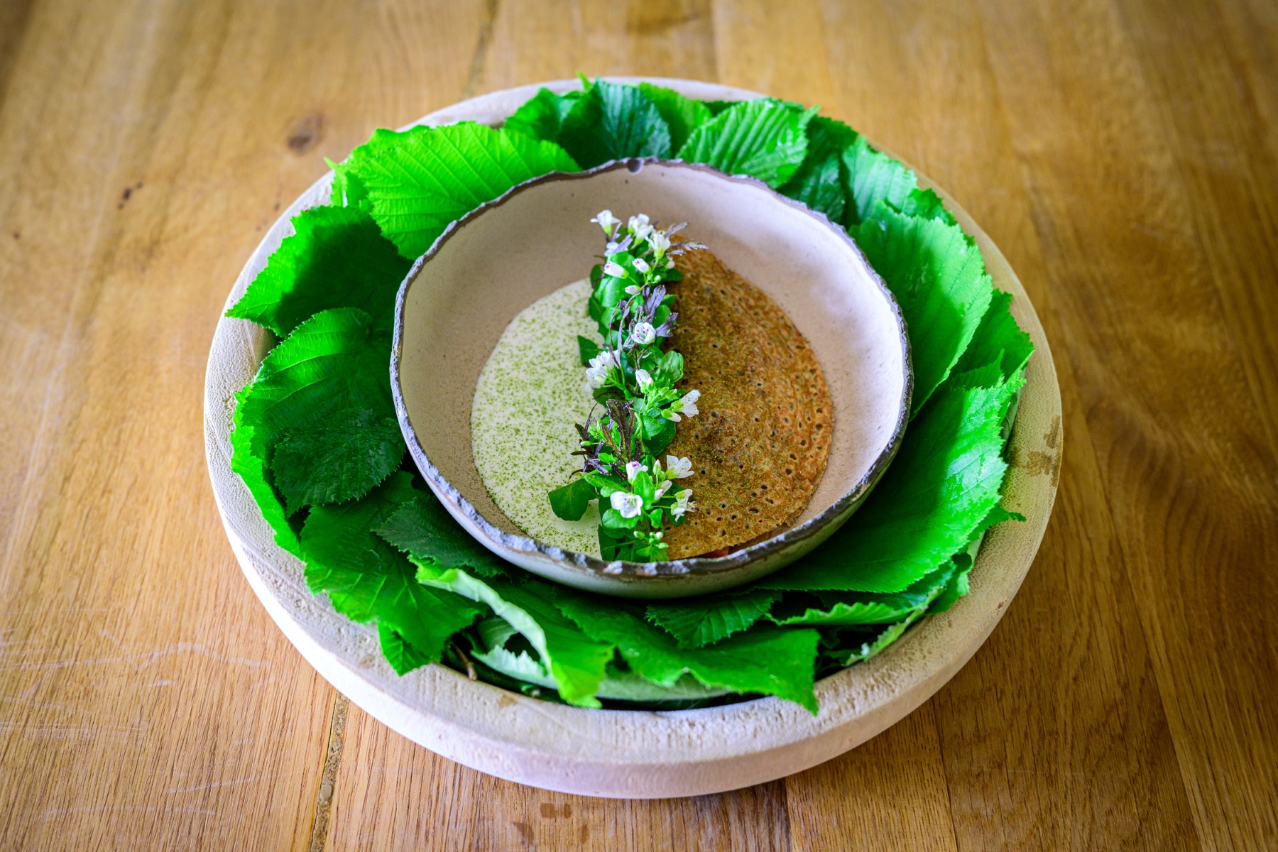 Cette photographie prise le 12 mai 2023 montre le plat "Crêpe de lentilles fermentées (dosa), chevreau, yaourt salé, feuilles de curry et cresson sauvage" du restaurant Hisa Franko à Kobarid. (Photo Jure Makovec / AFP)
