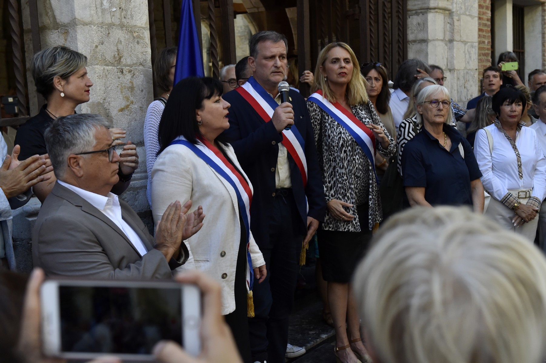 Le maire de Perpignan, Louis Alliot, s'exprime lors d'un rassemblement à Perpignan, dans le sud de la France, le 3 juillet 2023 (Photo, AFP).