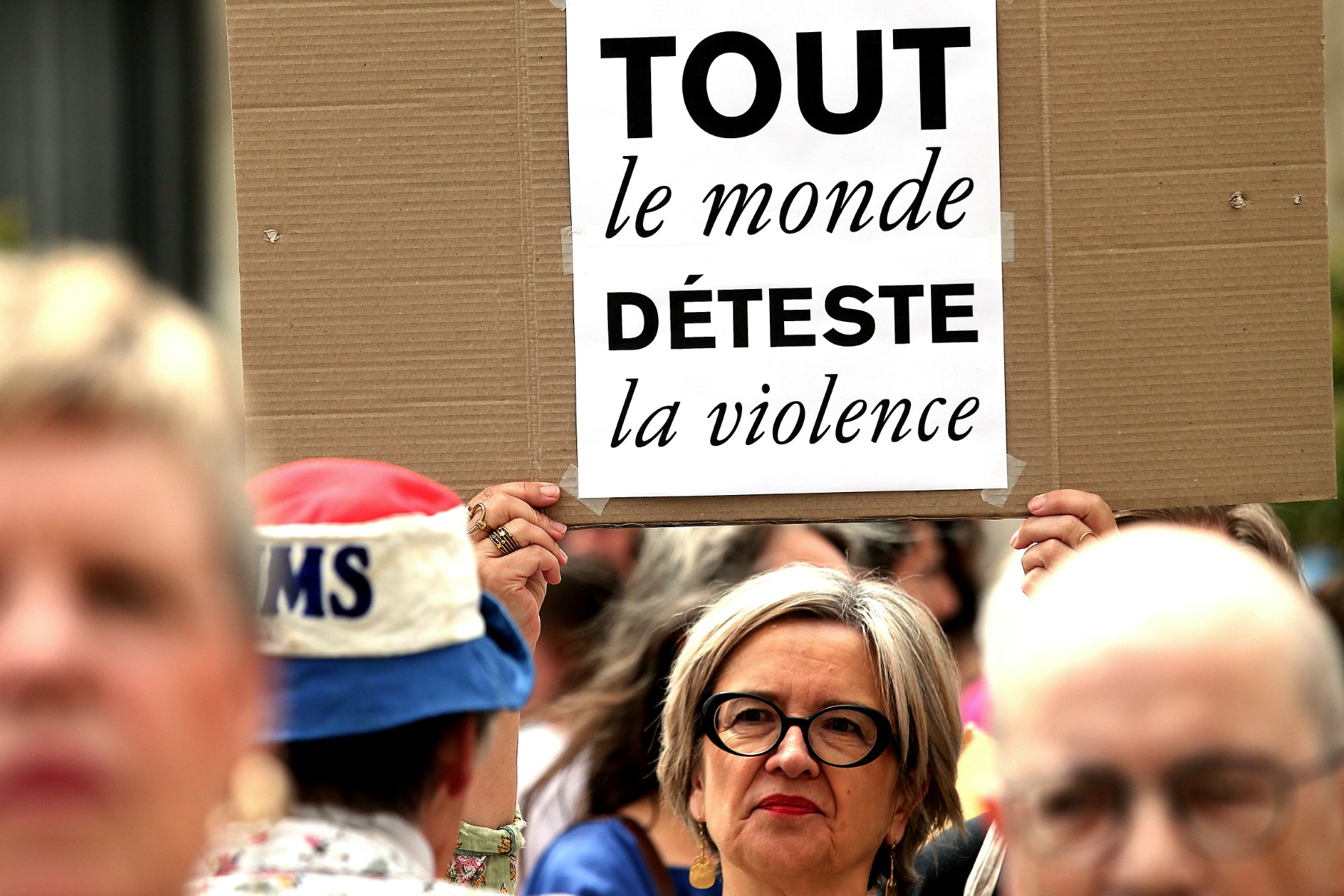Une femme brandit une pancarte sur laquelle on peut lire «tout le monde déteste la violence» alors que les participants se rassemblent à Reims, dans le nord de la France, le 3 juillet 2023 (Photo, AFP).