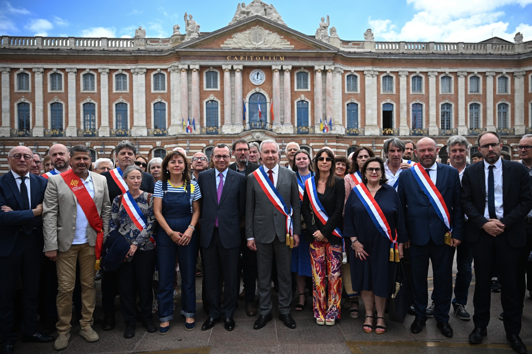 Le maire de Toulouse Jean-Luc Moudenc (C) pose avec des participants lors d'une action nationale à Toulouse, dans le sud de la France, le 3 juillet 2023