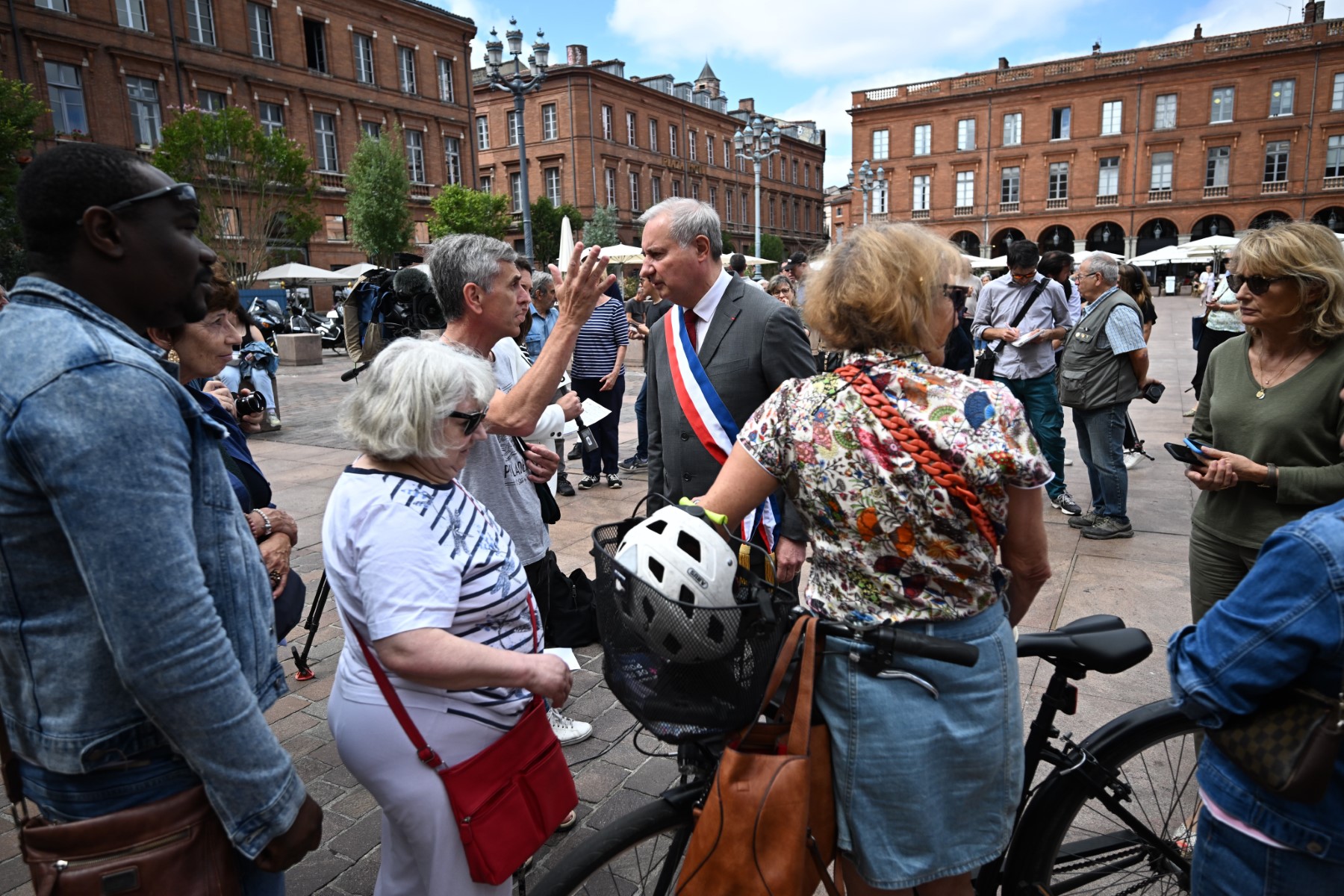 Le maire de Toulouse Jean-Luc Moudenc s'entretient avec des participants lors d'un rassemblement à Toulouse, dans le sud de la France, le 3 juillet 2023 (Photo, AFP).