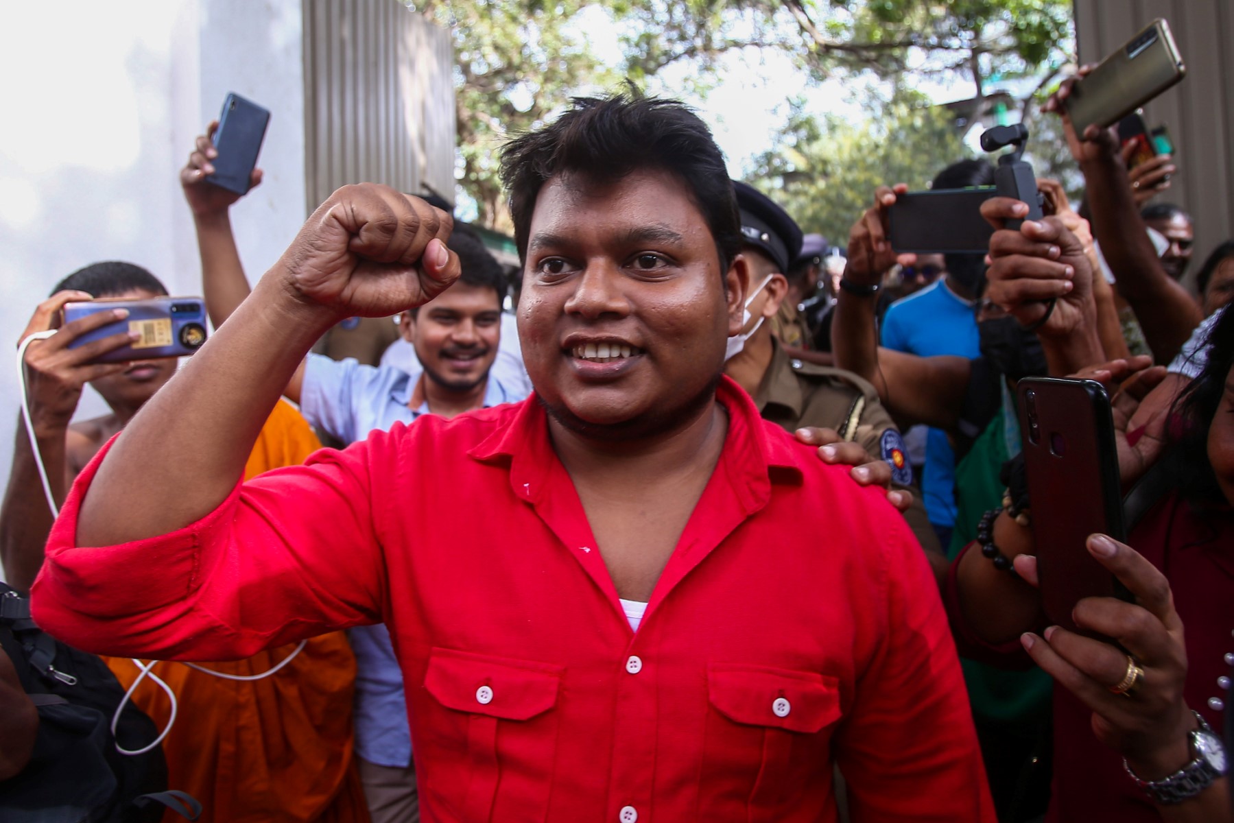 Wasantha Mudalige, dirigeant de la Fédération des étudiants de l'université de Nairobi, fait la grimace alors qu'il quitte sous caution le tribunal de Colombo Fort, à Colombo, le 1er février 2023. (Photo AFP)