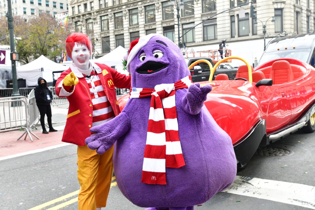 Ronald McDonald (portant un masque) et Grimace apparaissent lors de la 94e parade annuelle de Thanksgiving, le 24 novembre 2020 à New York. (Photo par Eugene Gologursky / Getty Images North America / AFP)