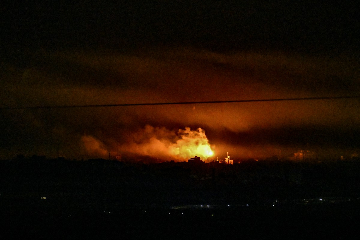 Cette photo prise depuis une position près de Sderot, le long de la frontière israélienne avec la bande de Gaza, le 31 octobre 2023, montre de la fumée qui s'échappe suite aux bombardements israéliens au milieu des combats en cours entre Israël et le mouvement palestinien Hamas (Photo de Yuri CORTEZ / AFP).