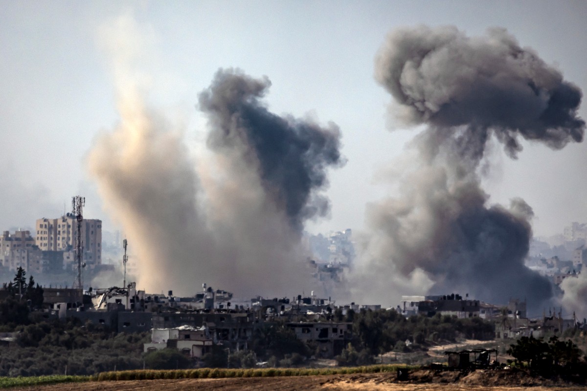 Une photo prise depuis la ville de Sderot, dans le sud d'Israël, montre de la fumée s'élevant lors du bombardement israélien de la bande de Gaza le 31 octobre 2023 (Photo de FADEL SENNA / AFP).