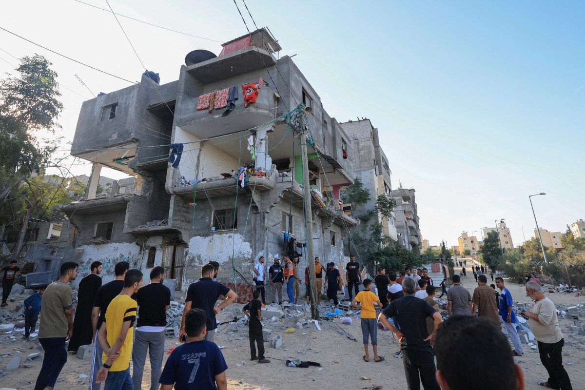 Des Palestiniens fouillent un bâtiment endommagé suite aux frappes israéliennes à Khan Yunes, dans le sud de la bande de Gaza, le 30 octobre 2023, au milieu des combats en cours entre Israël et le groupe palestinien Hamas(Photo de MAHMOUD HAMS / AFP).