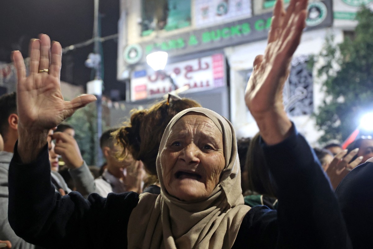 Une Palestinienne assiste à un rassemblement de solidarité avec la bande de Gaza, dans la ville de Ramallah, en Cisjordanie, le 31 octobre 2023 (Photo de Zain JAAFAR / AFP).