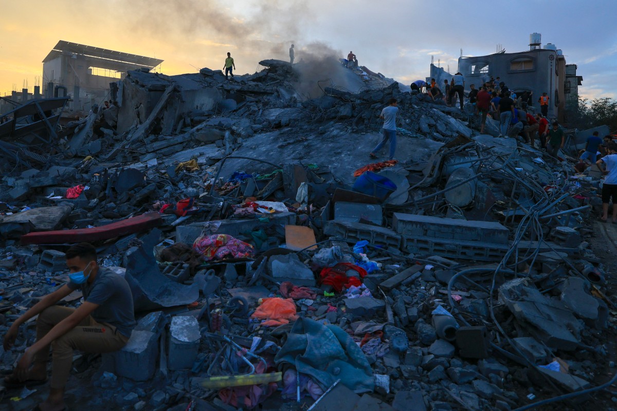 Des Palestiniens recherchent des survivants dans les décombres d'un bâtiment du camp de réfugiés de Nuseirat, dans le centre de la bande de Gaza, le 31 octobre 2023, au milieu des bombardements israéliens incessants sur l'enclave palestinienne (Photo de Mahmoud HAMS / AFP).