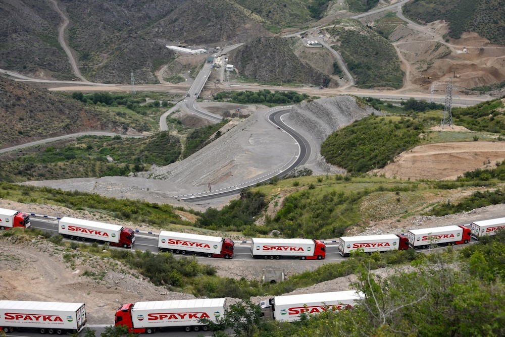 Des camions arméniens transportant de l'aide humanitaire pour la région du Haut-Karabakh, peuplée d'Arméniens, sont bloqués non loin d'un poste de contrôle azerbaïdjanais installé à l'entrée du corridor de Lachin, la seule liaison terrestre du Karabakh avec l'Arménie (Photo, AFP).