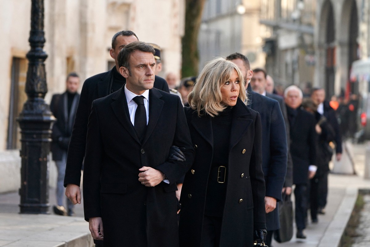 Le président français Emmanuel Macron et son épouse Brigitte Macron arrivent pour assister à la cérémonie funéraire de l'ancien maire de Lyon et ancien ministre de l'intérieur Gérard Collomb à la cathédrale Saint-Jean de Lyon, dans le centre-est de la France, le 29 novembre 2023 (Photo de Laurent Cipriani/AFP).