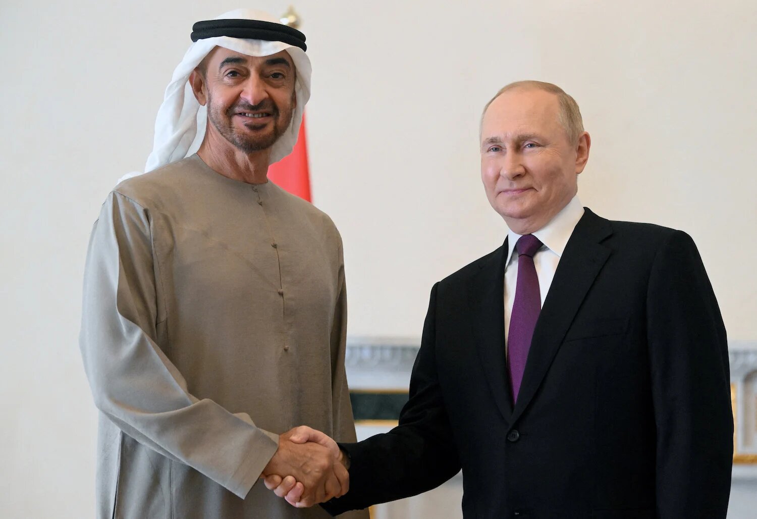 Le président russe, Vladimir Poutine, serre la main du président des EAU, cheikh Mohammed ben Zayed al-Nahyane, lors d’une réunion à Saint-Pétersbourg, en Russie, le 11 octobre 2022. (Reuters)