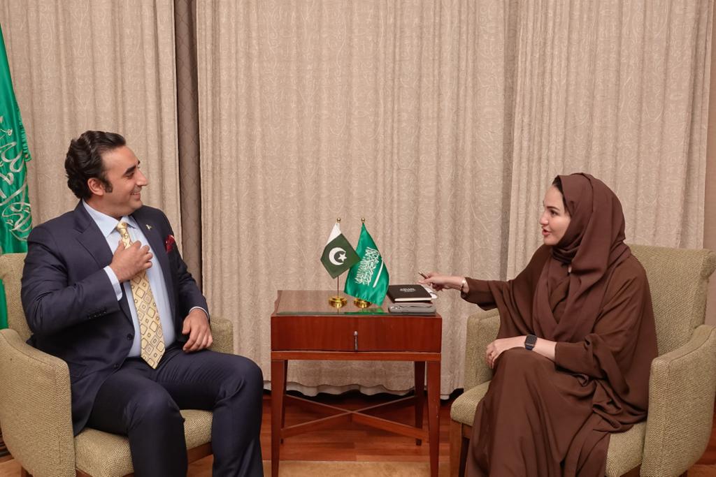 Le ministre pakistanais des Affaires étrangères, Bilawal Bhutto Zardari, s’entretient avec la rédactrice en chef adjointe d’Arab News, Noor Nugali. (Photo AN/Huda Bashatah)