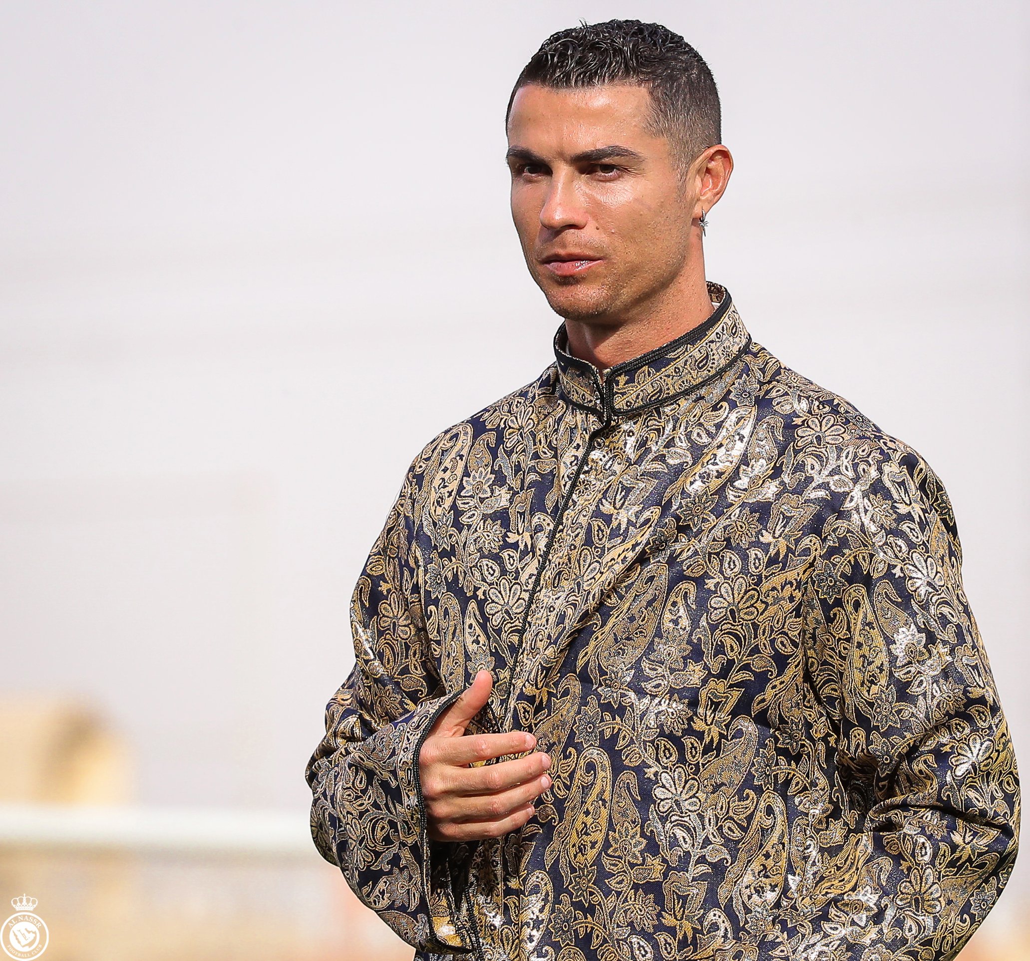 Cristiano Ronaldo posant, portant une daglah sur son thobe. (@AlNassrFC)