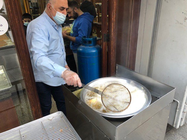 Le propriétaire de Mekari & Cherkawi Sweets, Ahmad Cherkawi, qui prépare les pâtisseries du ramadan (kellaj) dans la friteuse, confie que la demande de pâtisseries du ramadan a considérablement diminué cette année. (Photo, AN)