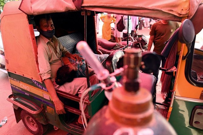 Un patient respire à l'aide de l'oxygène fourni par un Gurdwara, un lieu de culte pour les sikhs, à l'intérieur d'un pousse-pousse motorisé à Ghaziabad. (Photo, AFP)
