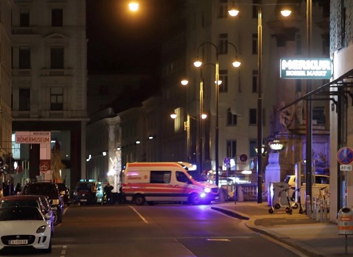 Une voiture d'ambulance circule dans le centre de Vienne (Photo, AFP)