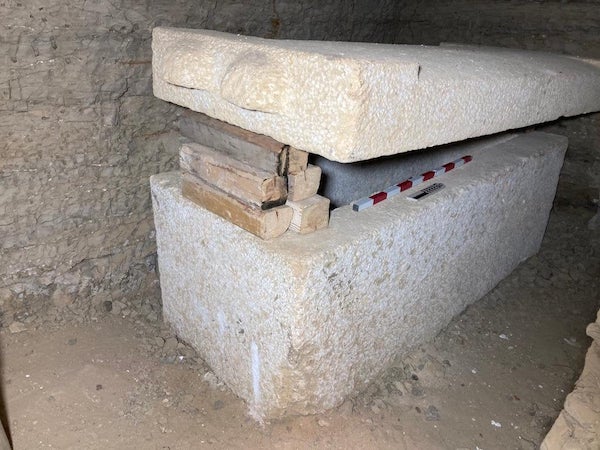 Ce sarcophage a été scellé dans une pièce au fond d’un puits de 10 mètres de profondeur, pesant plus de 3 tonnes (Photo fournie) 