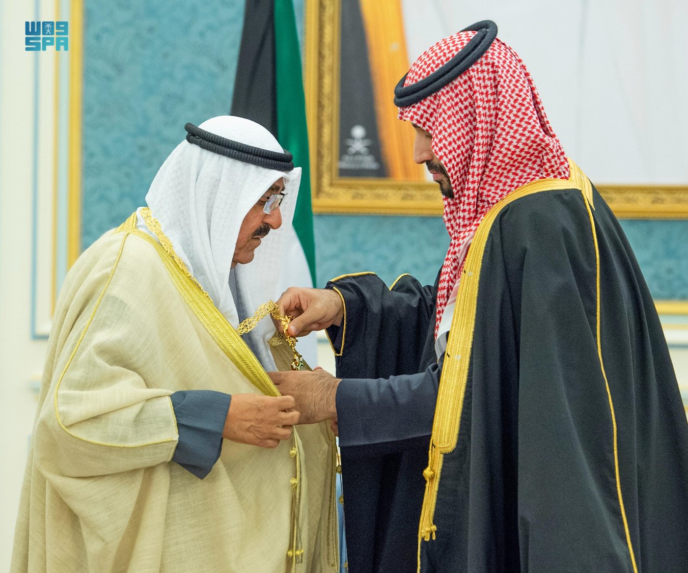 Au nom du roi Salman, le prince héritier Mohammed ben Salman décerne à l'émir du Koweït l'ordre du roi Abdulaziz. (SPA)