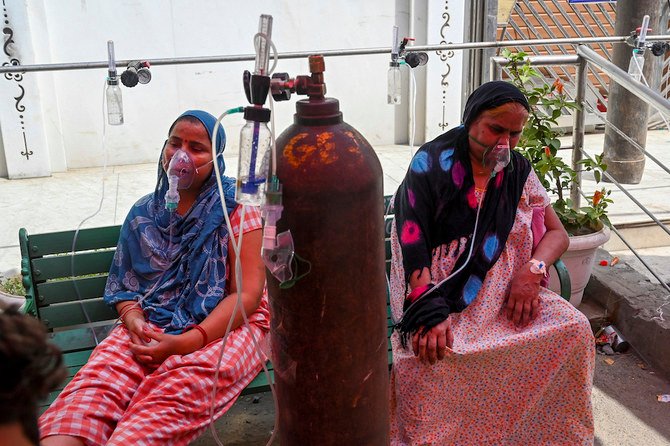 Les patients atteints du coronavirus Covid-19 respirent à l'aide d'oxygène fourni par un Gurdwara à Ghaziabad. (Photo, AFP)