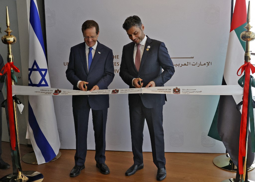 Le président israélien, Isaac Herzog (à gauche), et l’ambassadeur des EAU en Israël, Mohammed al-Khaja, coupent le ruban lors de l’inauguration de la nouvelle ambassade des EAU à Tel-Aviv, le 14 juillet 2021. (Photo, AFP)