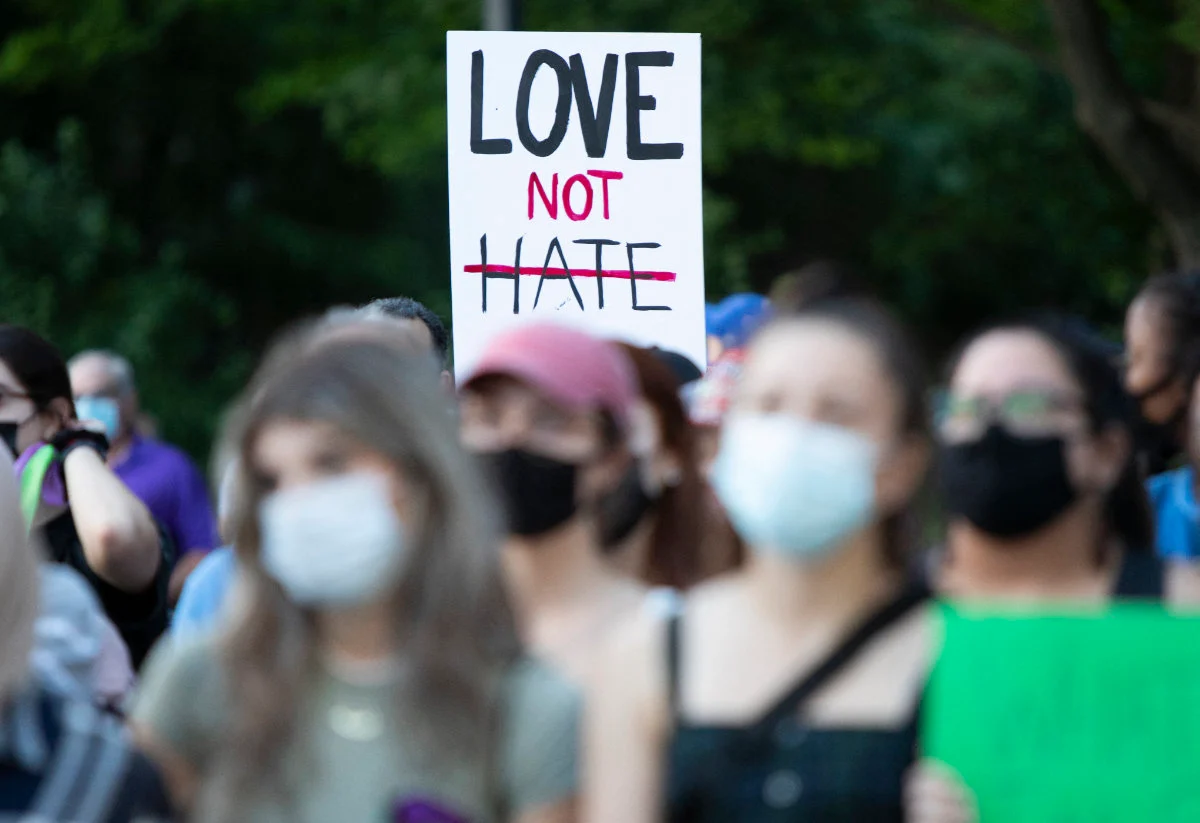 Des milliers de personnes manifestent contre la haine après une attaque mortelle contre une famille musulmane en 2021. (AFP)