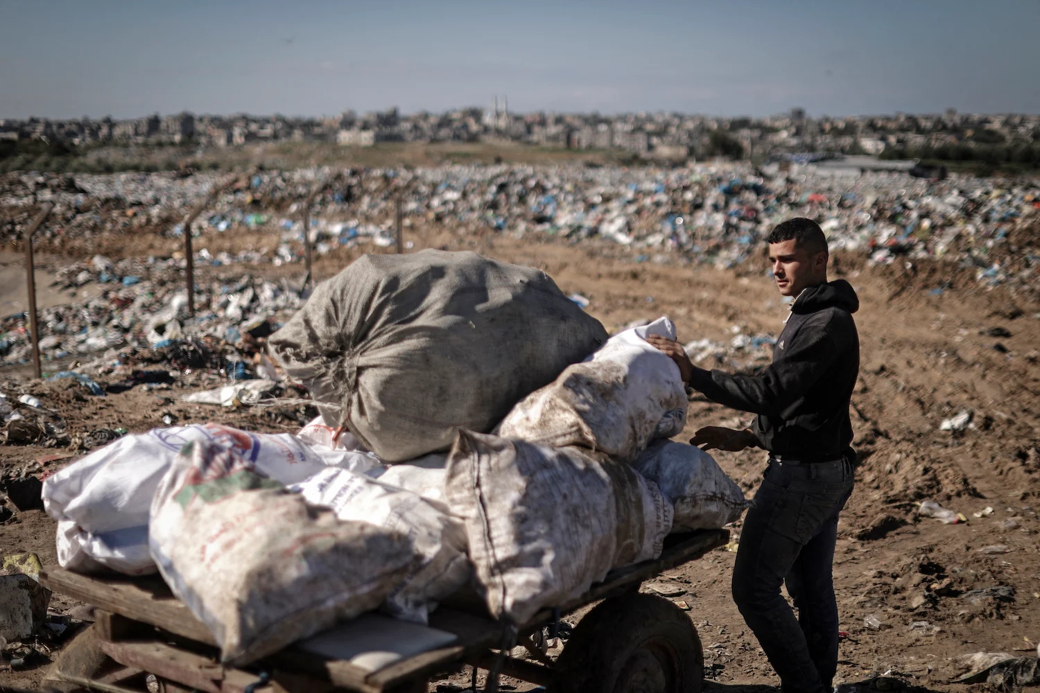 Un jeune Palestinien récupère du plastique et du fer dans une décharge à Beit Lahia, dans le nord de la bande de Gaza, le 17 janvier 2022 (AFP).