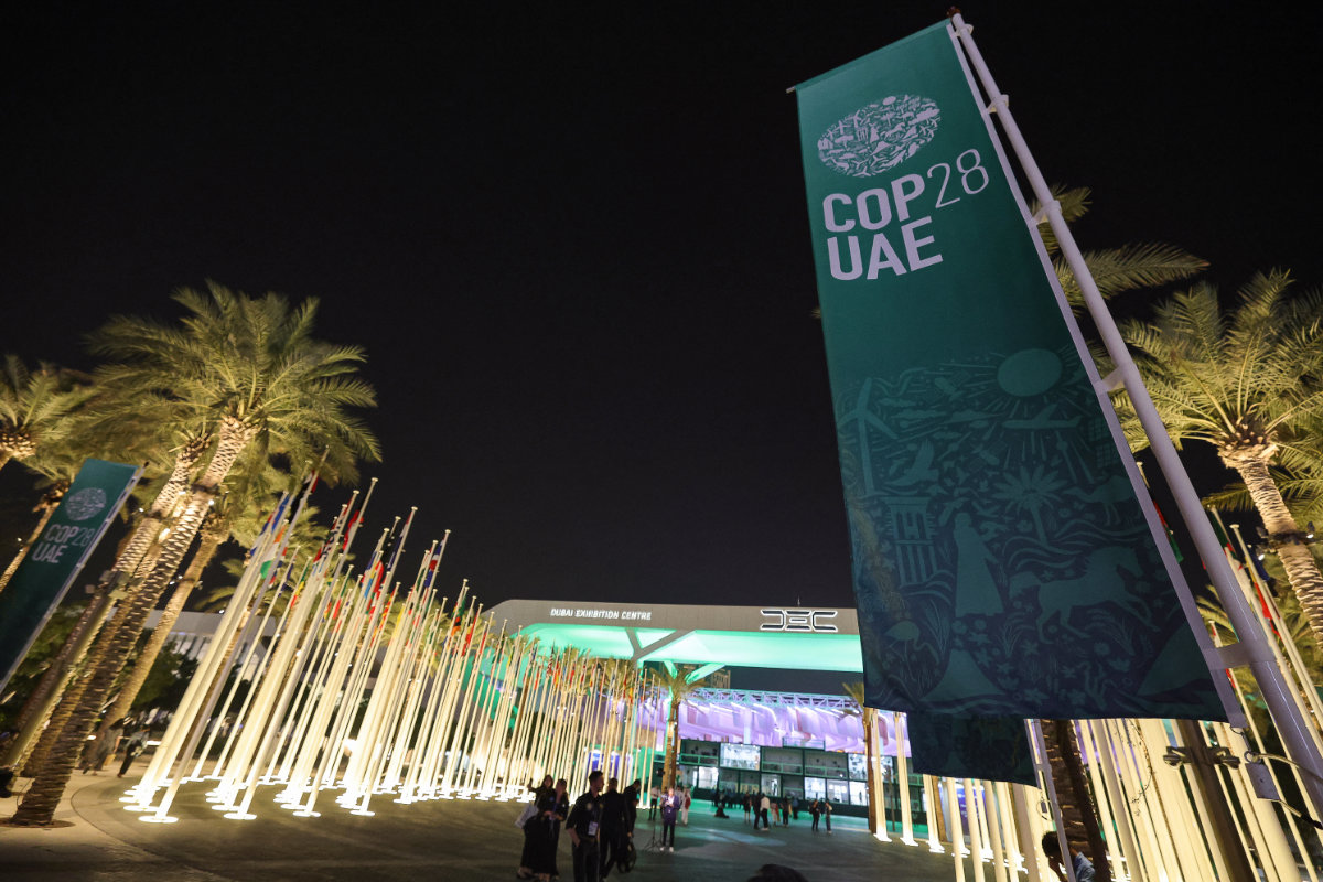 Des personnes marchent devant Expo City à Dubaï le 12 décembre 2023 lors de la conférence des Nations Unies sur le changement climatique COP28. (Photo, AFP)