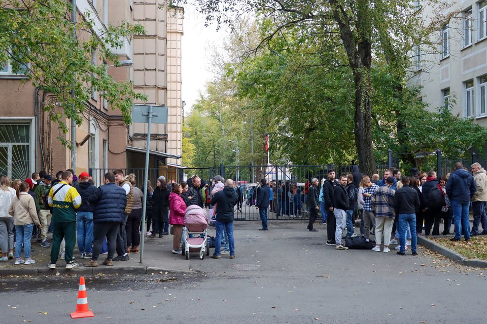 Des hommes de l'armée russe lors d'une mobilisation partielle disent au revoir à leurs proches et connaissances devant un commissariat militaire à Moscou, en Russie, le 23 septembre 2022 (Photo, Reuters).