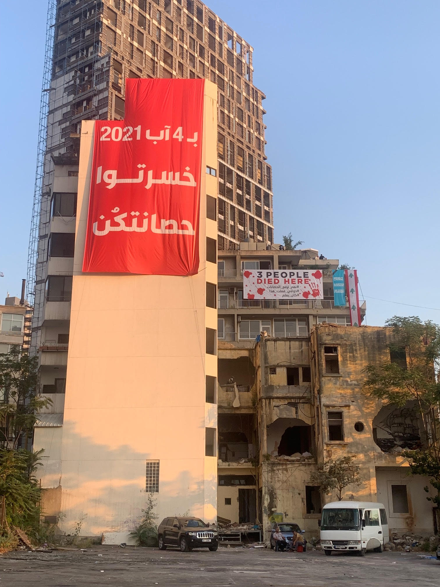 es banderoles géantes qui traitent l’État libanais de meurtrier, annoncent la fin des dirigeants, ou encore affichent le décompte des victimes dans les immeubles lourdement touchés, couvrent des pans entiers des bâtiments toujours saccagé