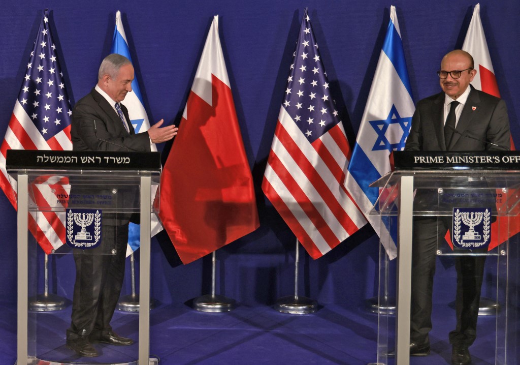Le Premier ministre israélien Benjamin Netanyahou se tourne vers le ministre bahreïni des Affaires étrangères, Abdellatif ben Rachid al-Zayani, lors d’une conférence de presse. (Photo, AFP)