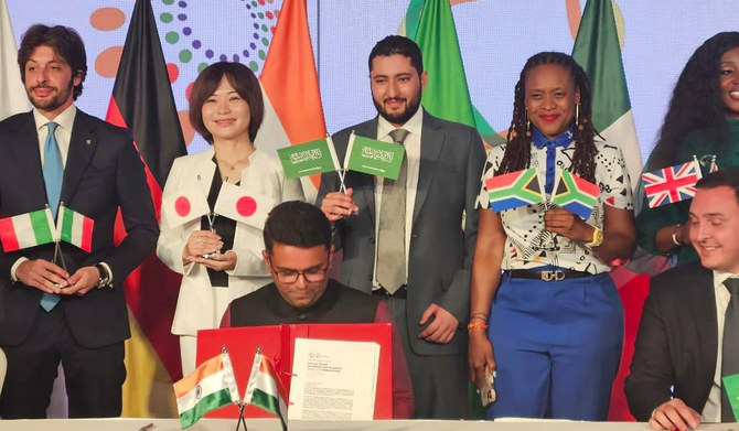 Le chef de la délégation saoudienne, le prince Fahad ben Mansour, au centre, entouré de représentants internationaux au sommet de l’Alliance des jeunes entrepreneurs du G20 à New Delhi, le 15 juillet 2023. (Photo AN) 