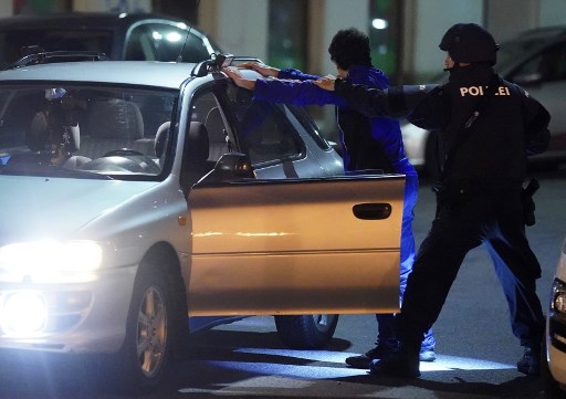 Les forces de police contrôlent une personne près de la Schwedenplatz dans le centre de Vienne (Photo, AFP)