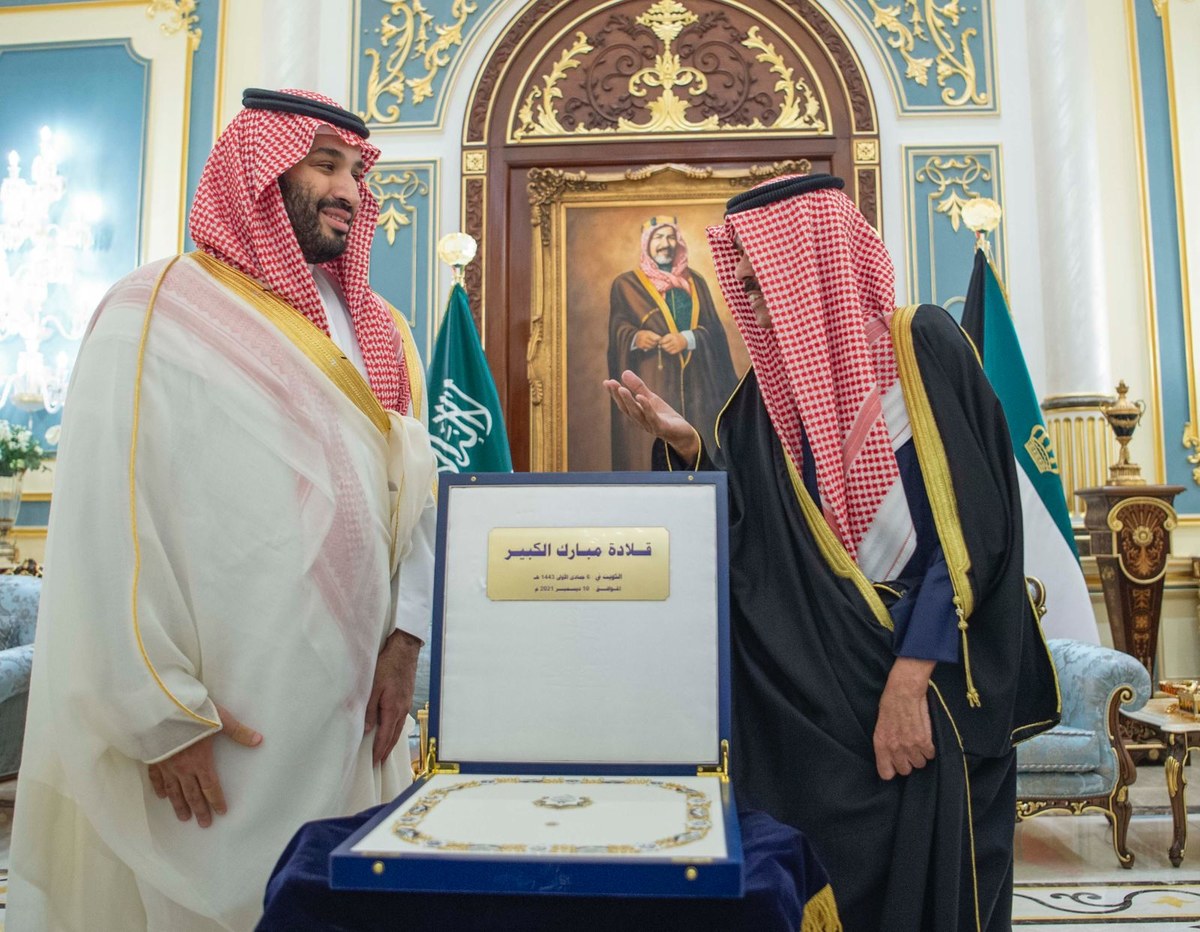 L'émir du Koweït Nawaf Al-Ahmad Al-Jaber Al-Sabah remet au prince héritier Mohammed ben Salmane l'Ordre de Wisam Moubarak Al-Kabir pour ses efforts en vue du renforcement des liens entre les pays du CCG. (Photo, Fournie)