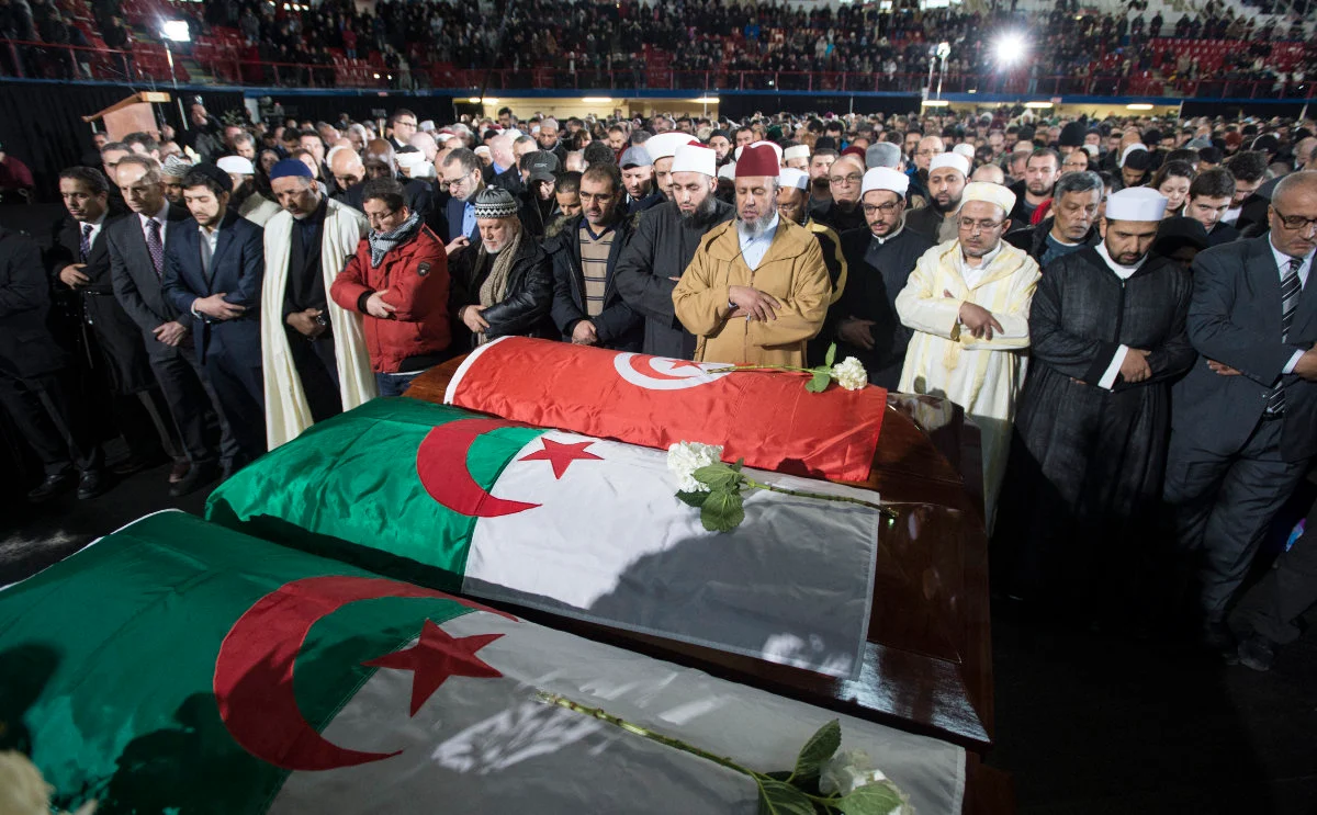 Le Premier ministre canadien Justin Trudeau s’est joint aux personnes en deuil lors d’une cérémonie funéraire pour trois des victimes de la fusillade mortelle au Centre culturel islamique de Québec à Montréal, le 2 février 2017. (AFP)