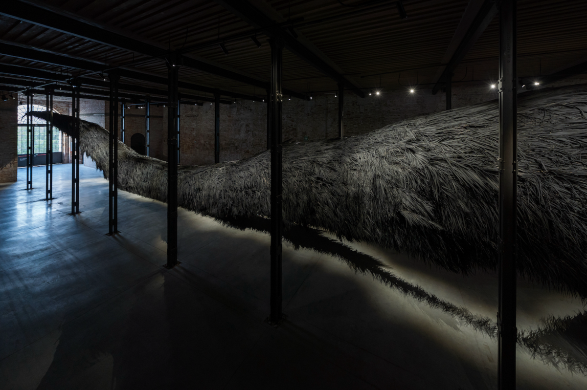 Muhannad Shono, The Teaching Tree, 2022, Installation sculpturale avec des feuilles de palmier, du pigment, un système pneumatique et une structure métallique, dimensions hors-tout variables. (Photo fournie)