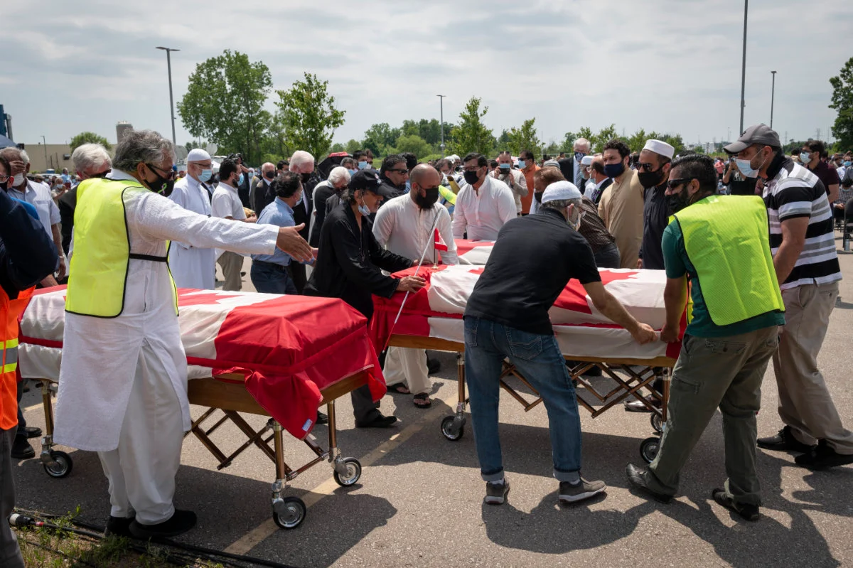 Les personnes en deuil et les partisans se rassemblent pour les funérailles publiques des membres de la famille Afzaal au Centre islamique du sud-ouest de l’Ontario le 12 juin 2021 à London, au Canada. (Images Getty /AFP)
