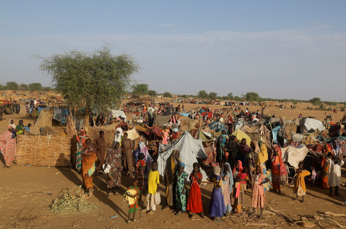 Des réfugiés soudanais, qui ont fui les violences dans leur pays, se tiennent à côté d’abris de fortune près de la frontière entre le Soudan et le Tchad à Koufroun, au Tchad, le 6 mai 2023. (Reuters)
